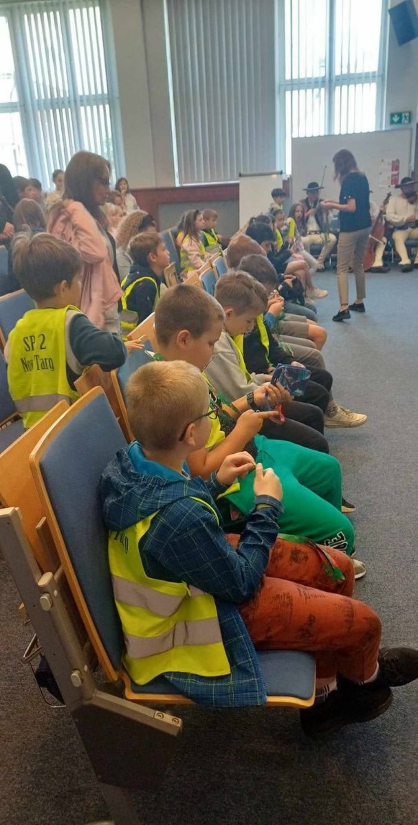 Spotkanie uczniów klasy 2b z autorką Panią Stanisławą Trebunią-Staszel